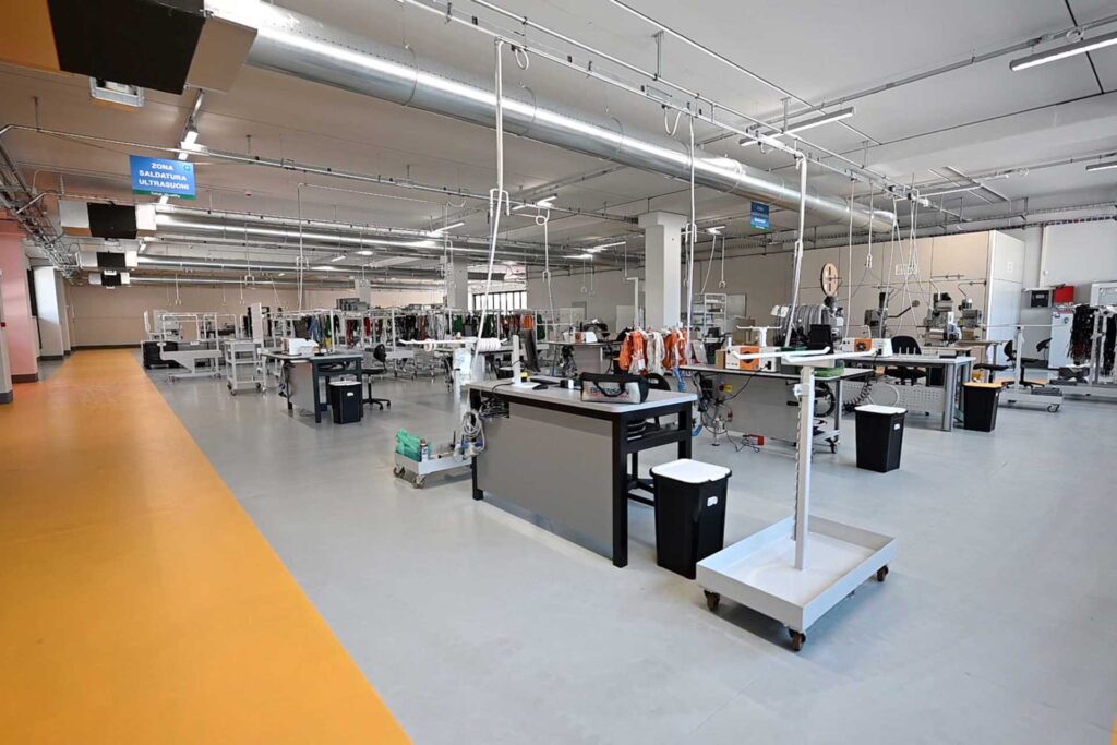 Reparto di TSA con dettaglio della zona saldatura a ultrasuoni e preparazione cavo